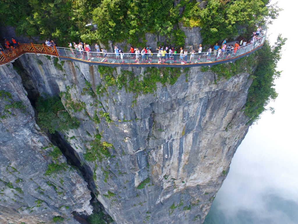 Inauguram uma terrível passarela de vidro a 1.403 metros de altura na China 01