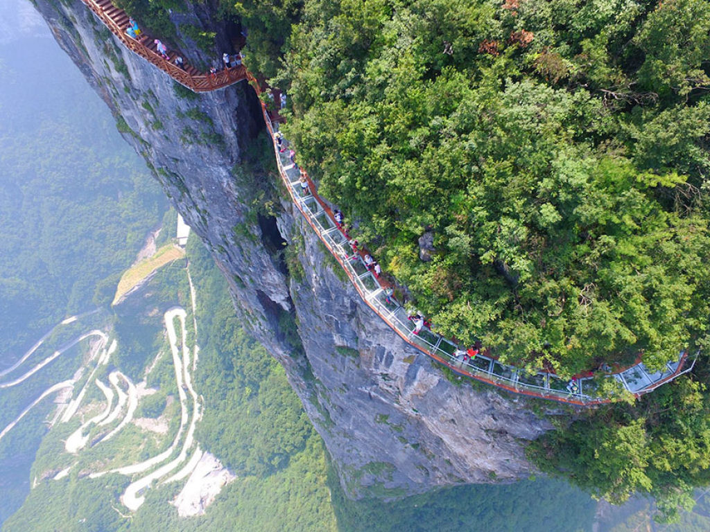 Inauguram uma terrível passarela de vidro a 1.403 metros de altura na China 02