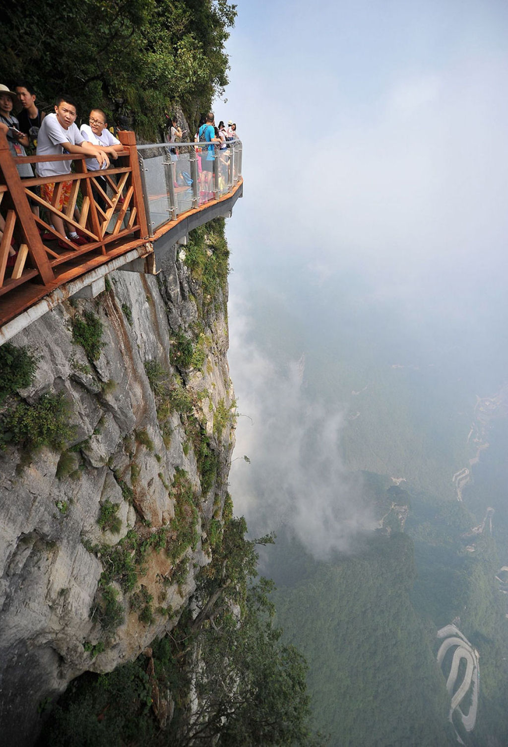 Inauguram uma terrível passarela de vidro a 1.403 metros de altura na China 04