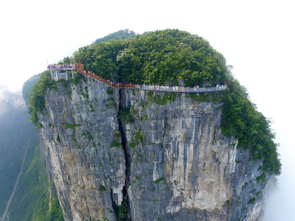 Inauguram uma terrível passarela de vidro a 1.403 metros de altura na China 05