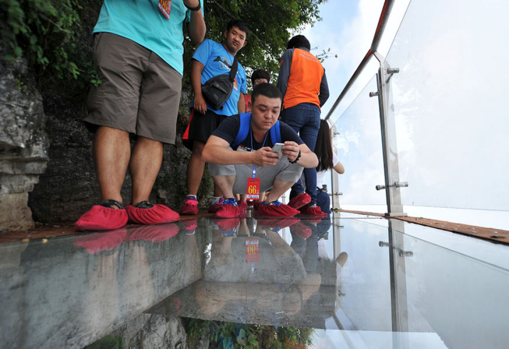 Inauguram uma terrível passarela de vidro a 1.403 metros de altura na China 06