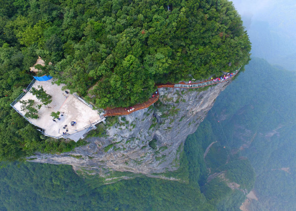 Inauguram uma terrível passarela de vidro a 1.403 metros de altura na China 07