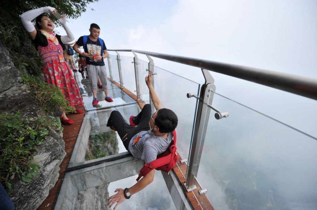 Inauguram uma terrível passarela de vidro a 1.403 metros de altura na China 09