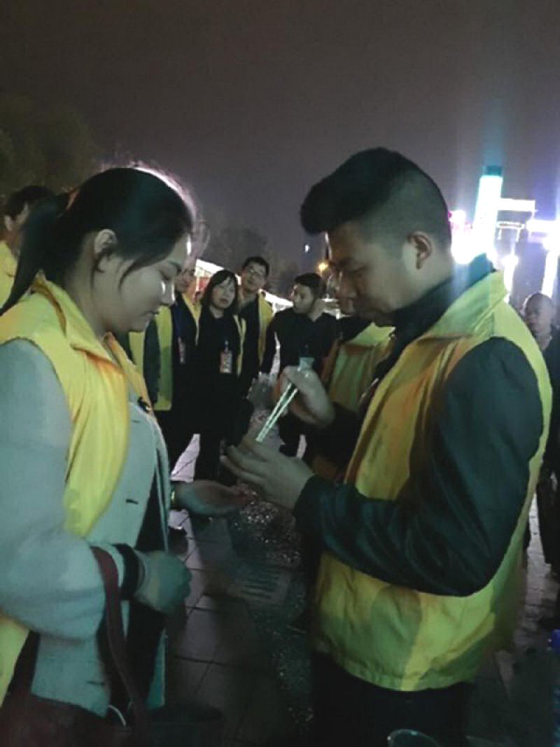 Empresa chinesa obriga grupo de funcionários a comer vermes vivos por não alcançar as metas de vendas