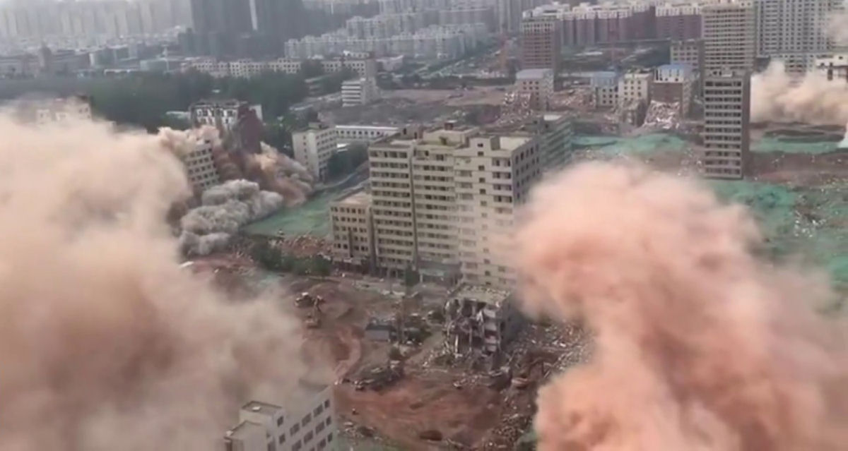 Vídeos mostram a espetacular queda controlada de 15 arranha-céus na China