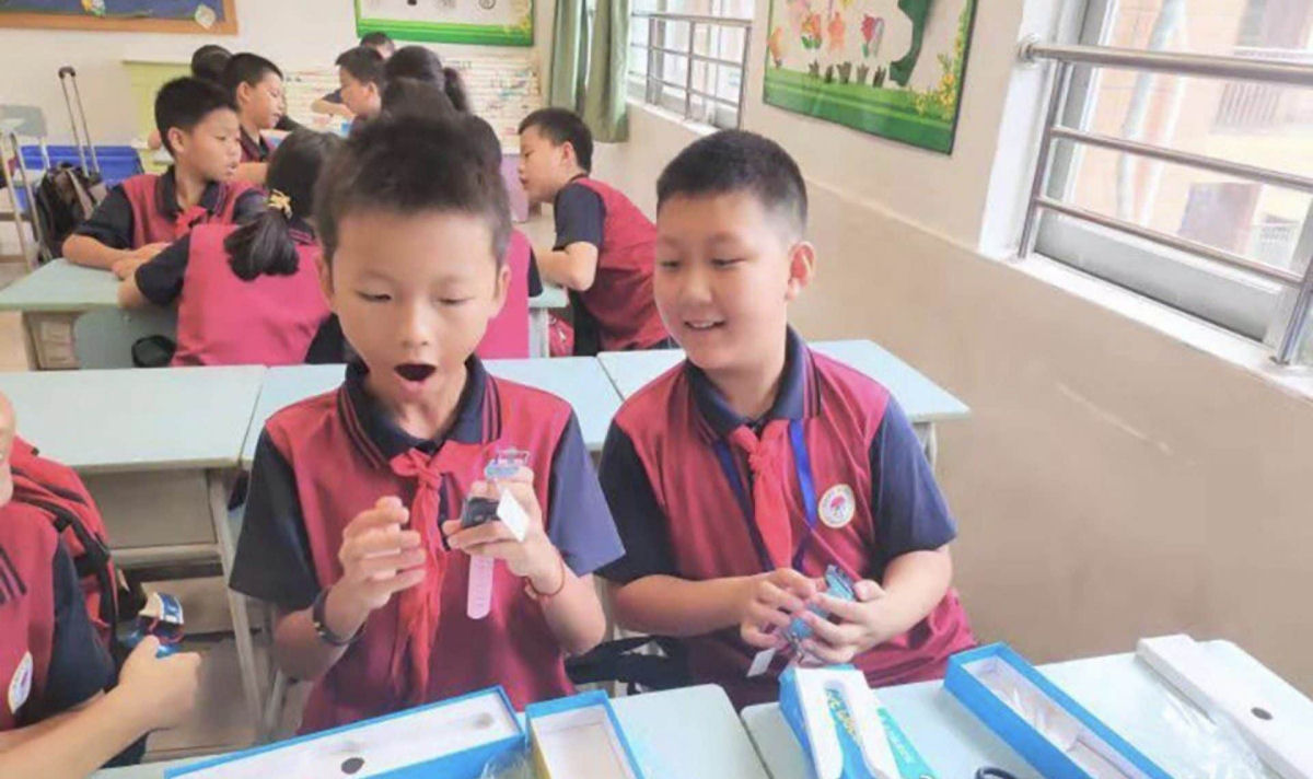 China distribuiu relgios inteligentes com localizador GPS a 17.000 alunos