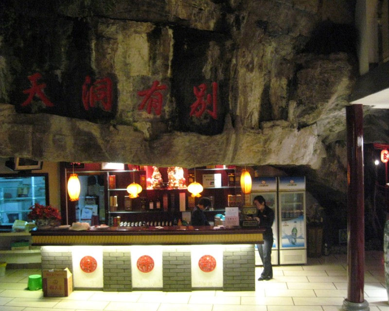 Fangweng, o restaurante dependurado em um penhasco na China 13