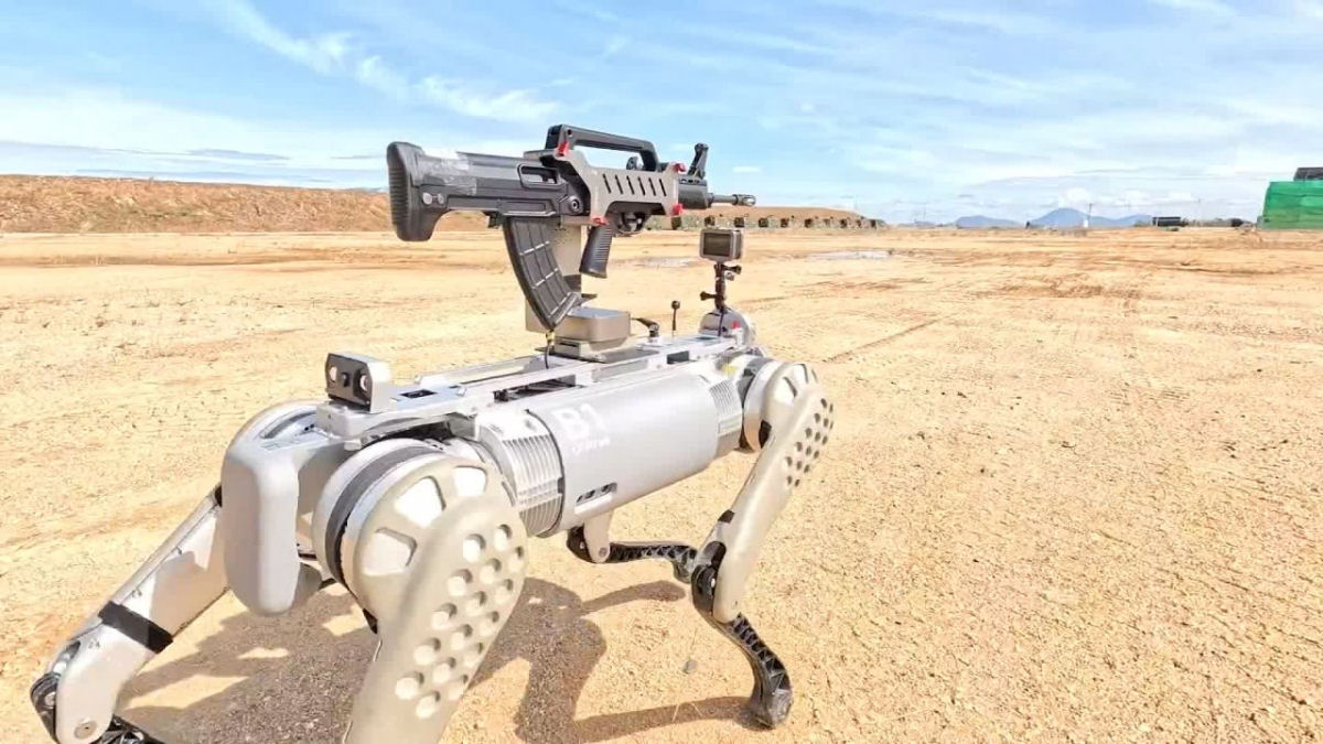 Militares chineses exibem roboces armados com rifles