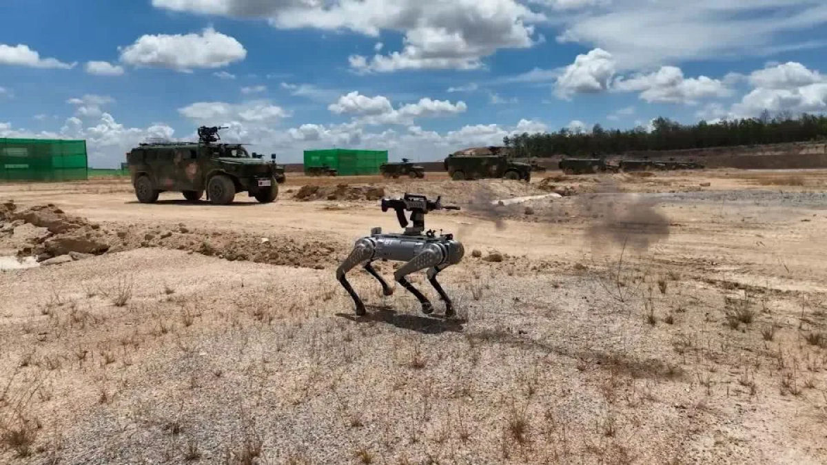 Militares chineses exibem roboces armados com rifles