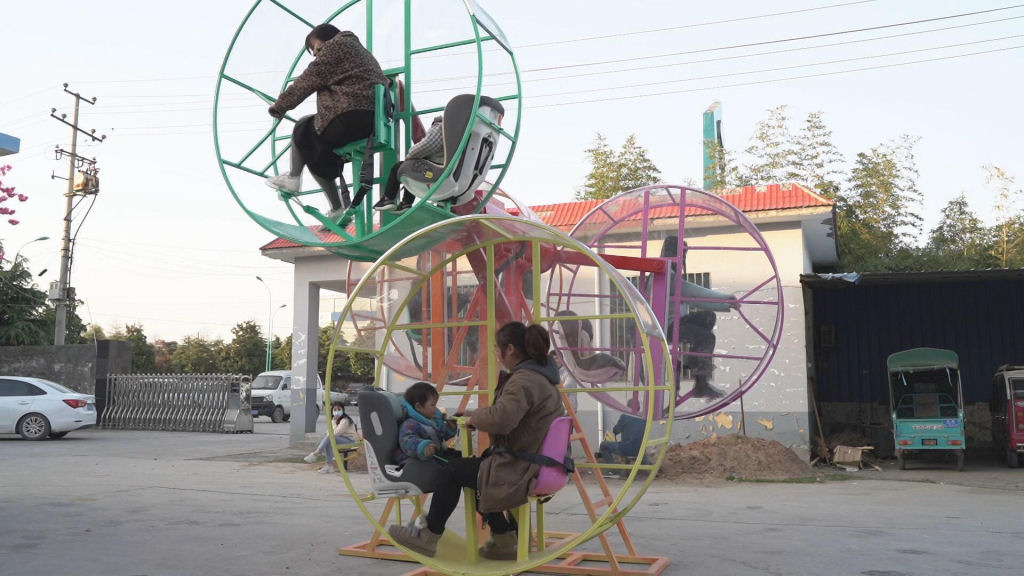 Chinês faz roda gigante movida a energia humana para a família