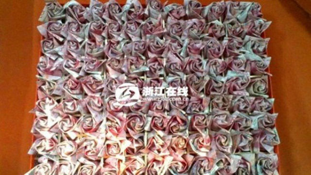 Chins pede namorada em casamento com 999 rosas feitas de dinheiro