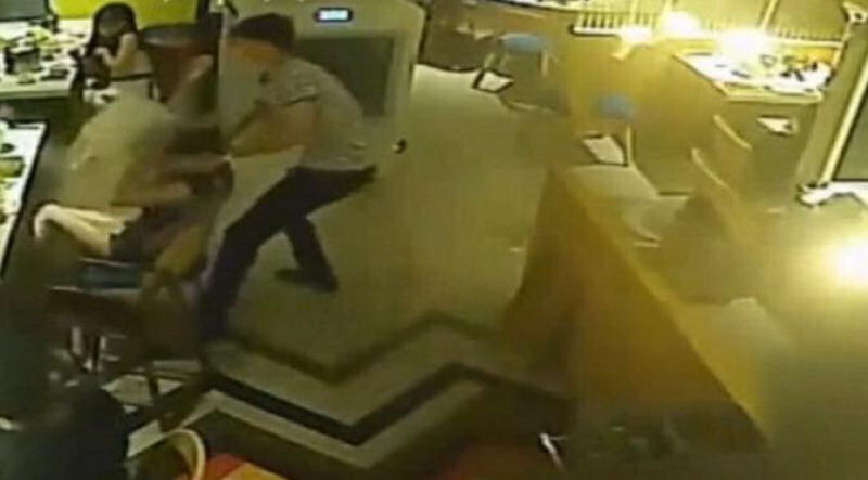 Chinesa receber um compensao de 110 mil reais de um restaurante depois que garom derramou sopa fervendo sobre ela