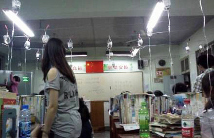 Estudantes chineses tomando soro na preparao para o vestibular