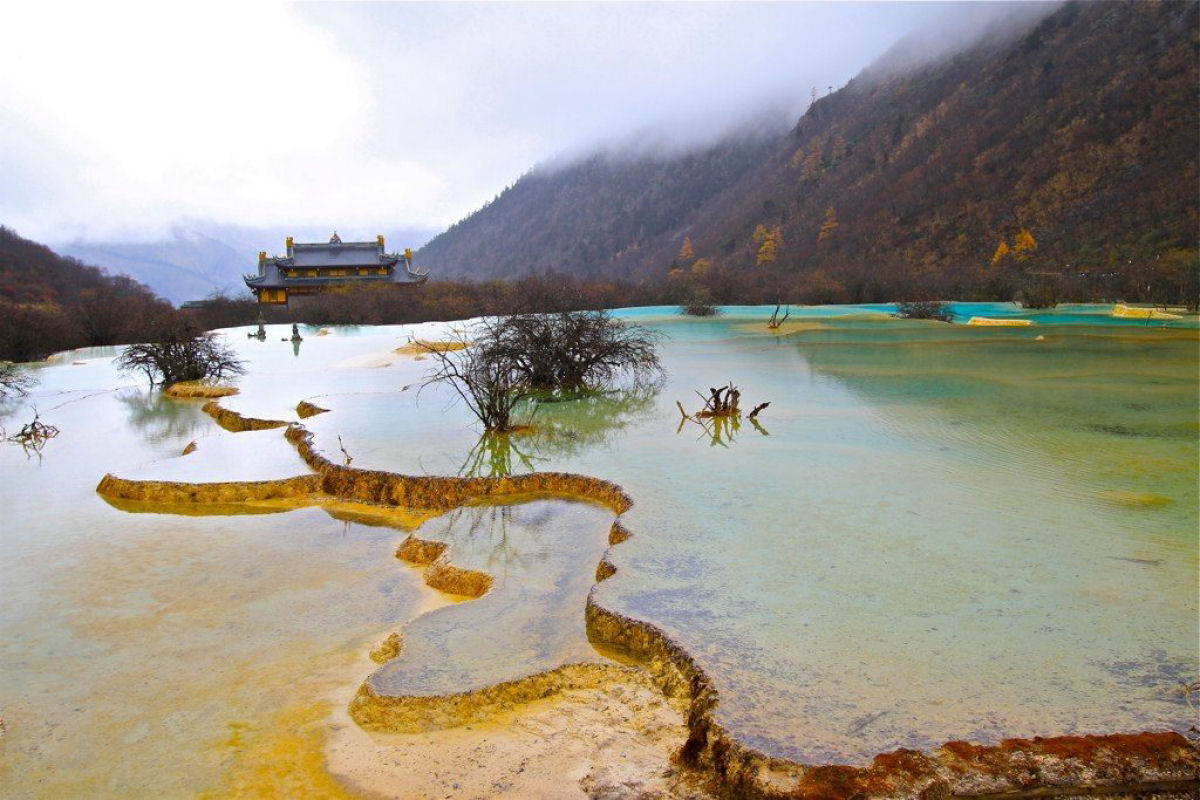 As fantsticas piscinas de travertino de Huanglong, na China