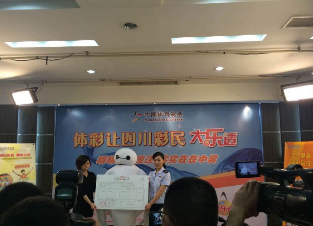 Ganhadores da loteria chinesa recebem seus prêmios vestidos como personagens do quadrinhos para proteger sua identidade