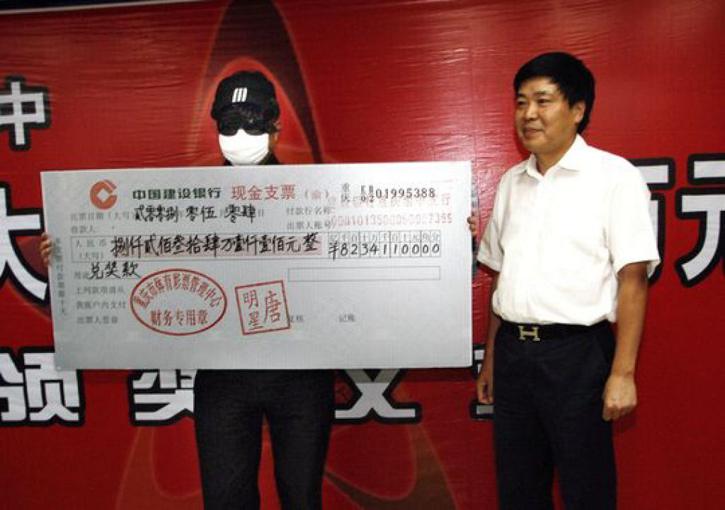 Ganhadores da loteria chinesa recebem seus prêmios vestidos como personagens do quadrinhos para proteger sua identidade