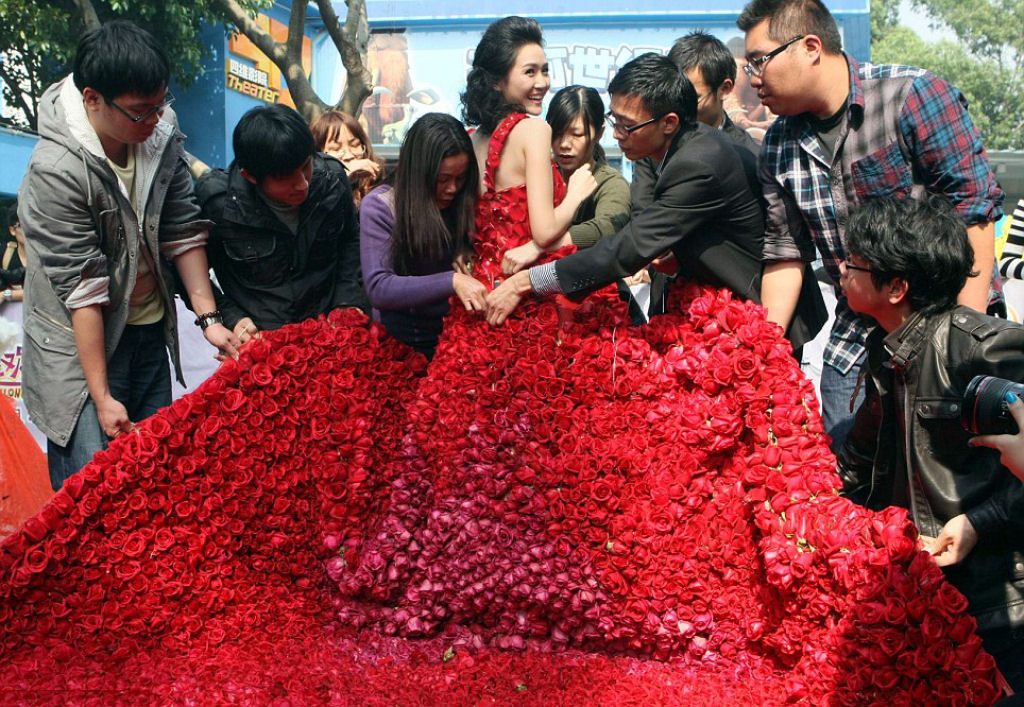 Chins pede namorada em casamento com 999 rosas feitas de dinheiro