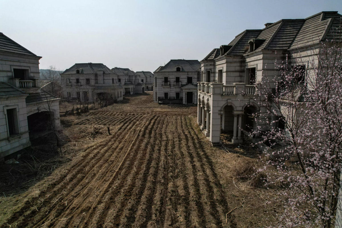 A cidade fantasma chinesa de manses recuperadas por agricultores