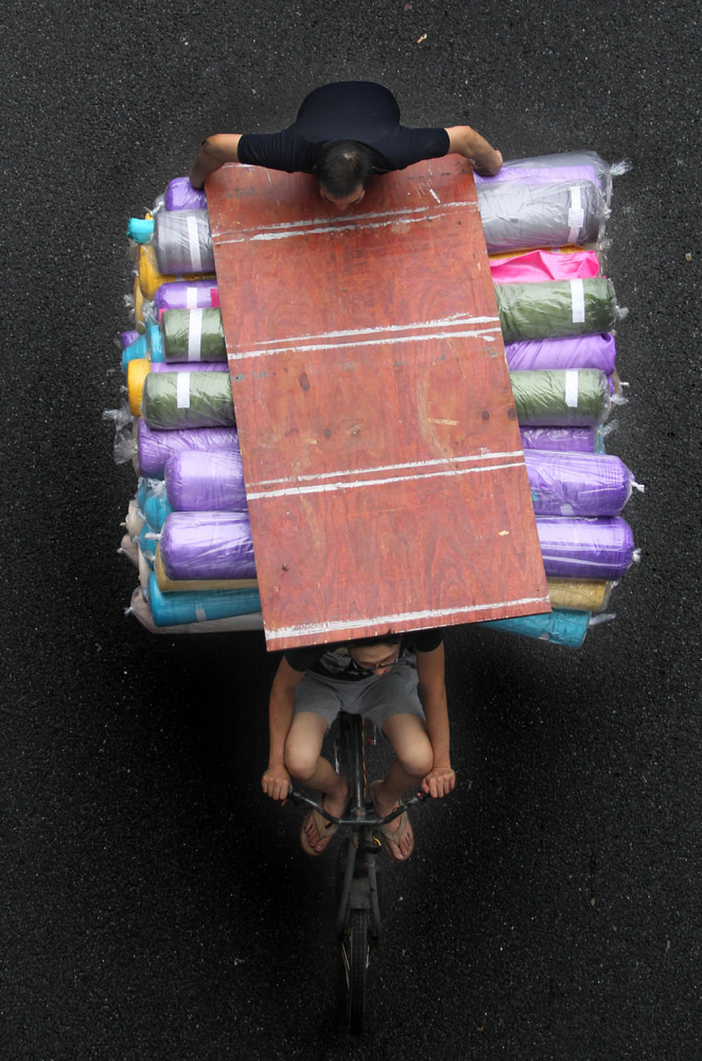 Fotos aéreas capturam a vida sobre o triciclos em Cantão, na China 04