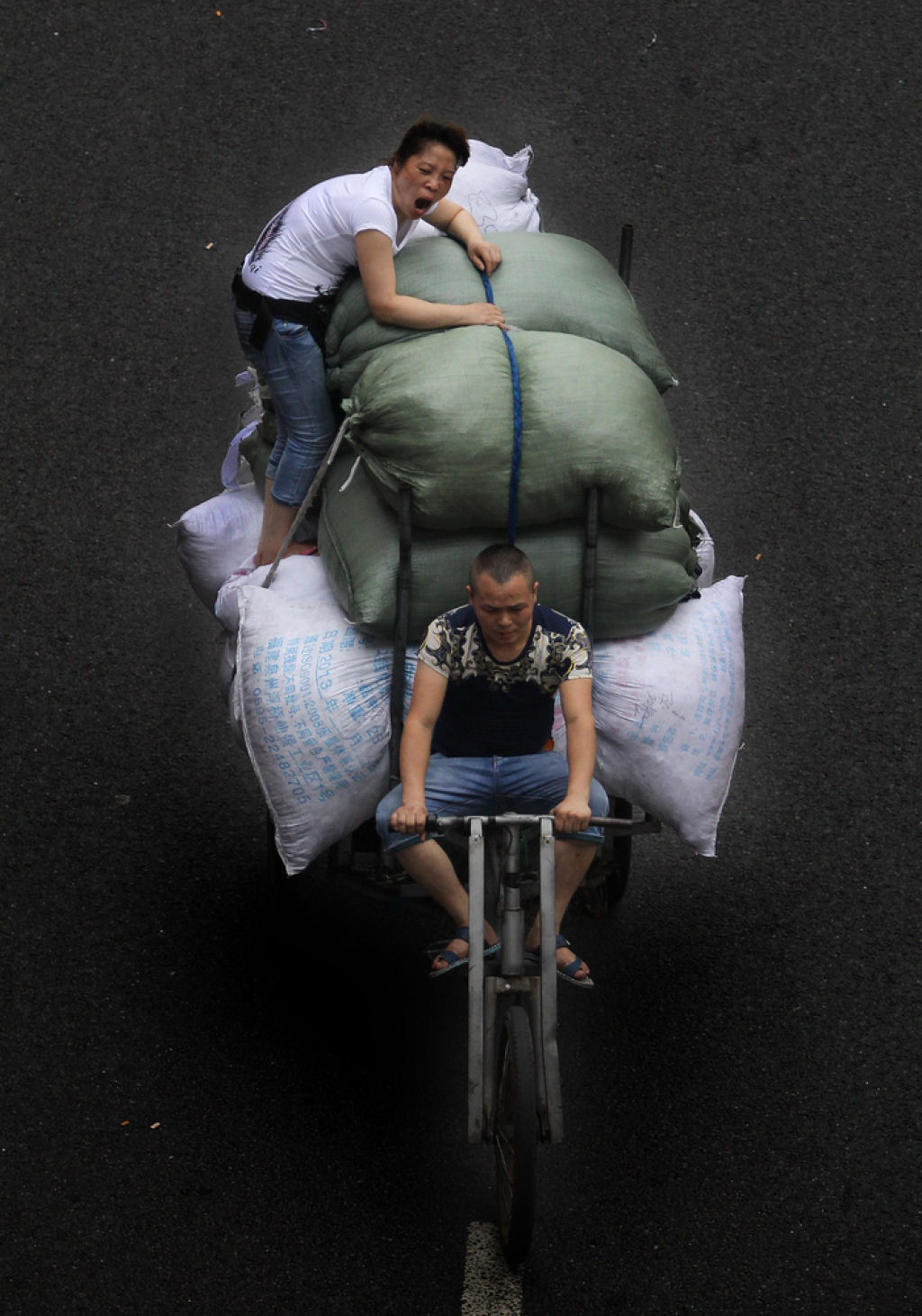 Fotos aéreas capturam a vida sobre o triciclos em Cantão, na China 06