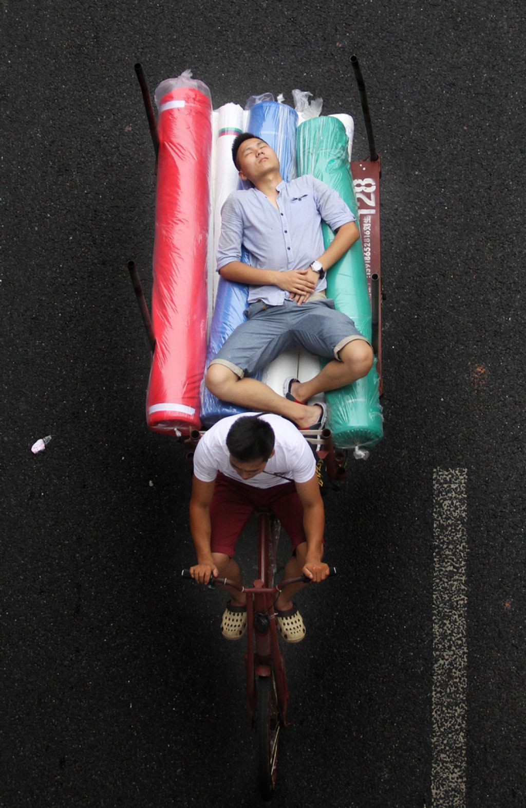 Fotos aéreas capturam a vida sobre o triciclos em Cantão, na China 09