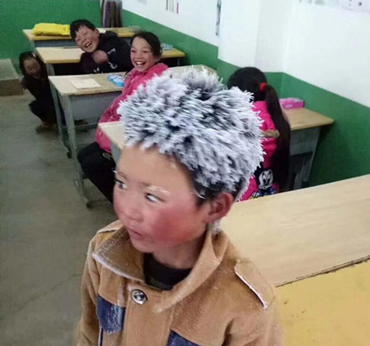 A Internet arrecadou US $ 450.000 para o 'garoto congelado' que foi fazer a prova apesar do frio intenso
