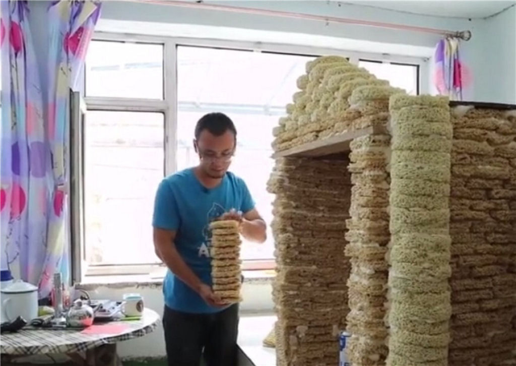 Chins constri casinha de bonecas com 2.000 pacotes de miojo
