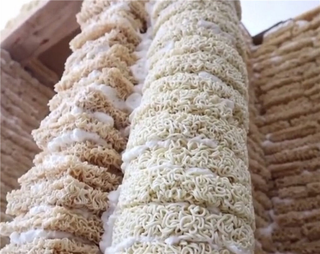 Chins constri casinha de bonecas com 2.000 pacotes de miojo