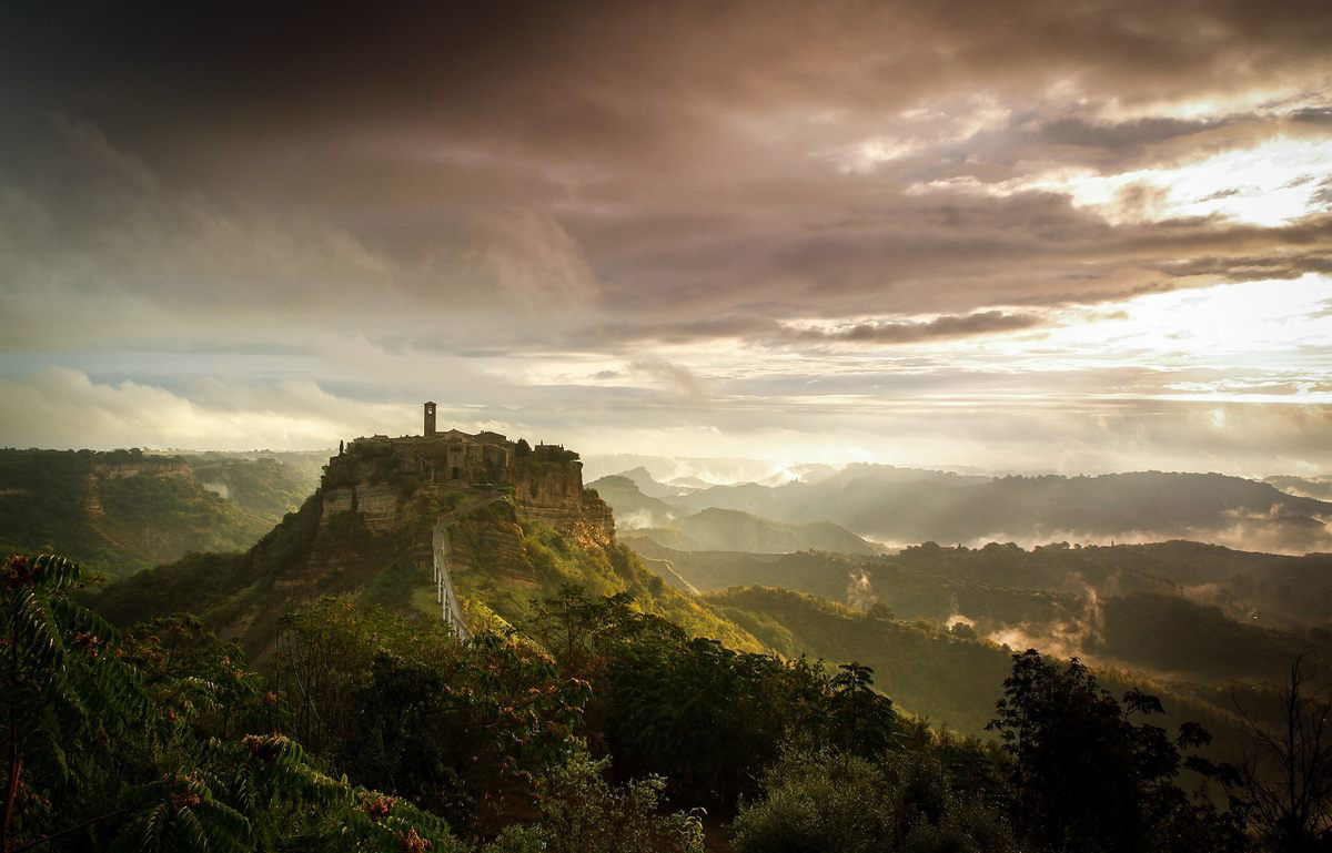 Civita di Bagnoregio, a pitoresca cidade italiana empoleirada em uma torre vulcnica