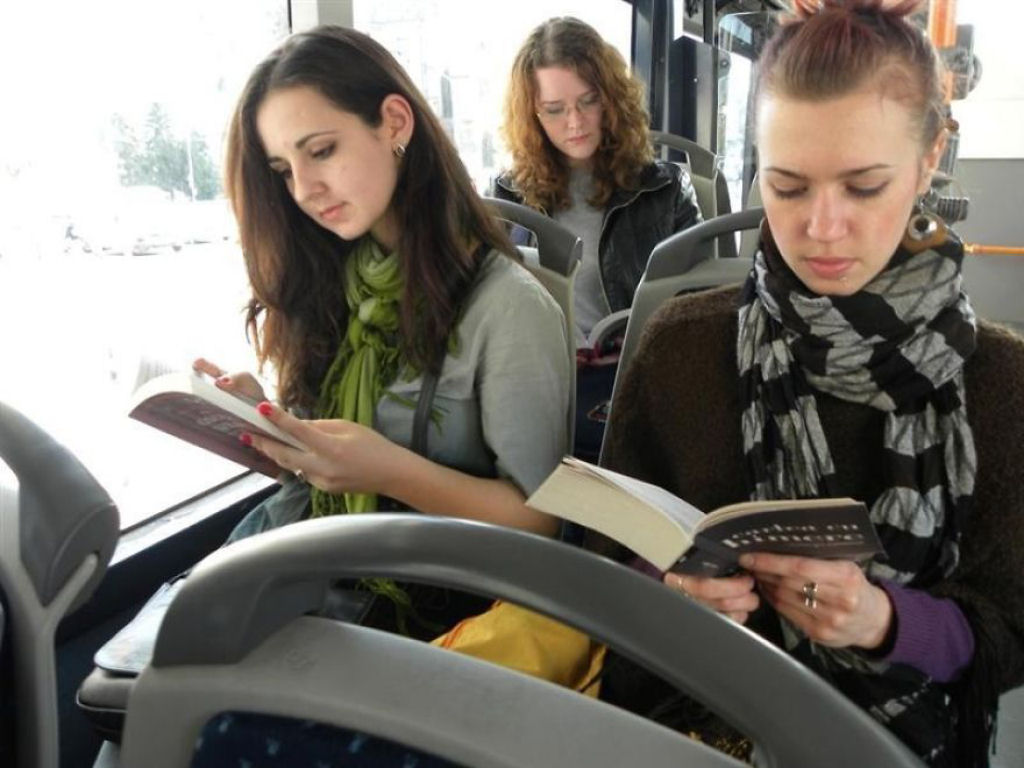 Nesta cidade romena os passageiros de ônibus viajam de graça se estiverem lendo um livro 01