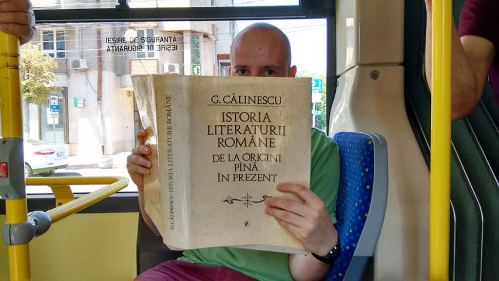 Nesta cidade romena os passageiros de ônibus viajam de graça se estiverem lendo um livro 03