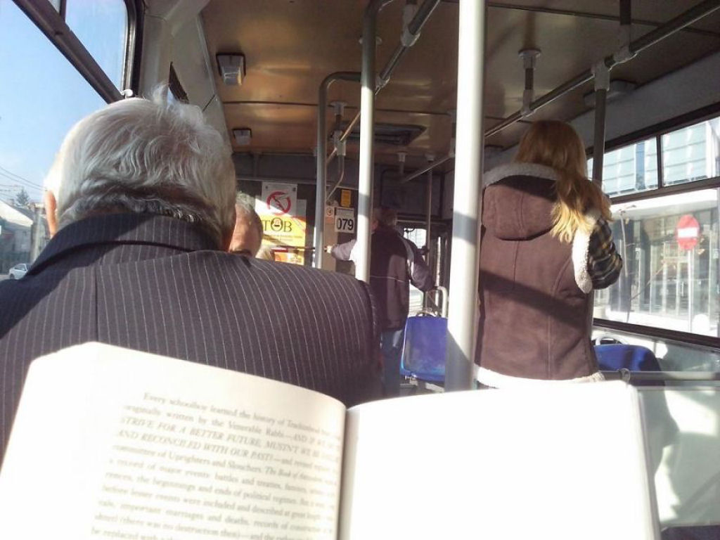 Nesta cidade romena os passageiros de ônibus viajam de graça se estiverem lendo um livro 04