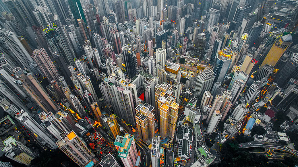 Fotos de drones revelam a incrvel densidade de arranha-cus em Hong Kong 01