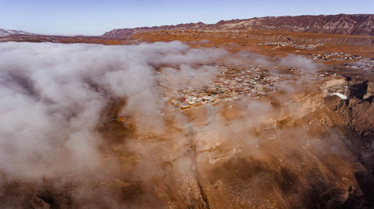 Bem-vindo a Khunzakh, uma aldeia dependurada em um desfiladeiro no Daguesto