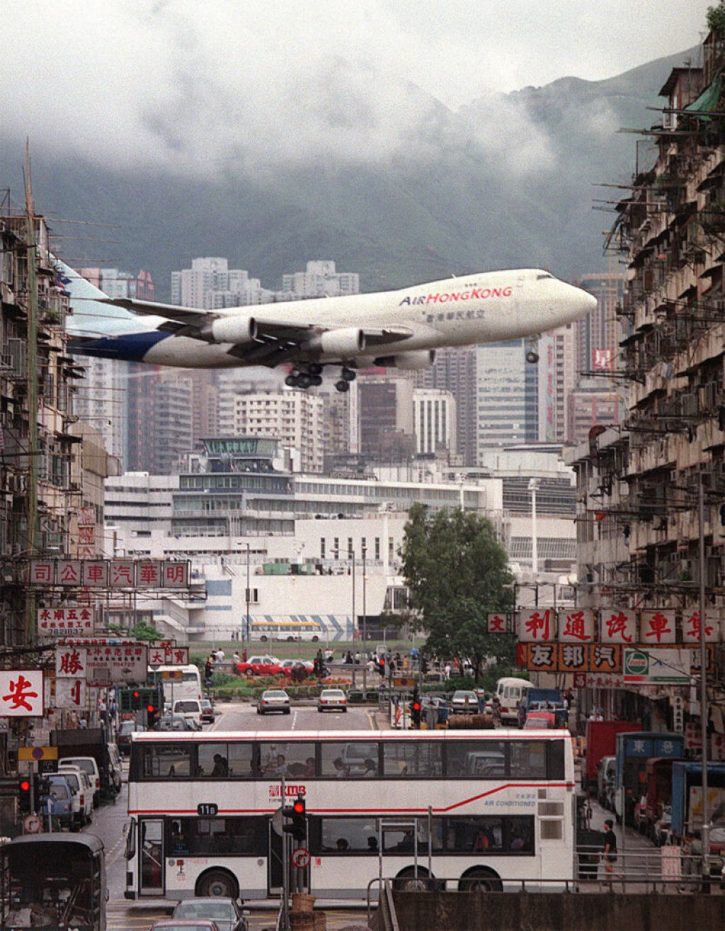 Kai Tak, o antigo aeroporto localizado no meio da densidade urbana de Hong Kong