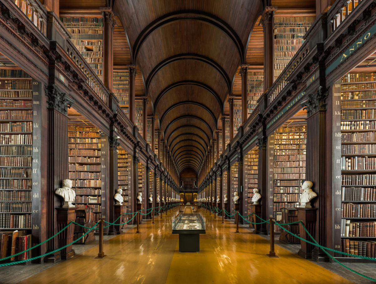 O salo principal desta biblioteca em Dublin tem 300 anos e mais de 200.000 livros 01