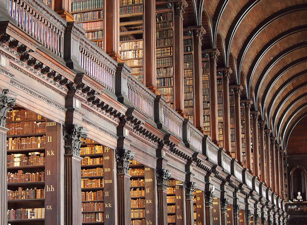 O salo principal desta biblioteca em Dublin tem 300 anos e mais de 200.000 livros 02