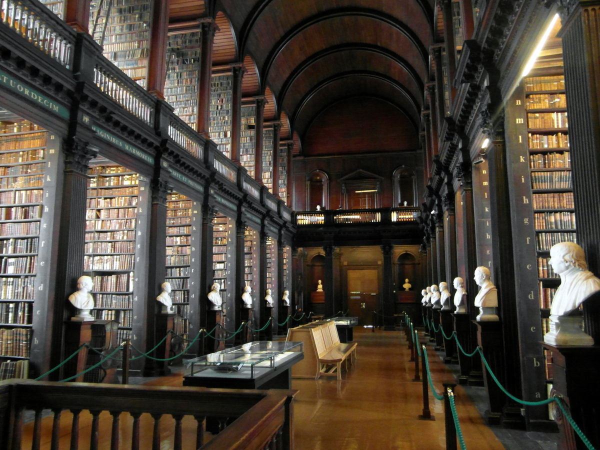 O salo principal desta biblioteca em Dublin tem 300 anos e mais de 200.000 livros 04