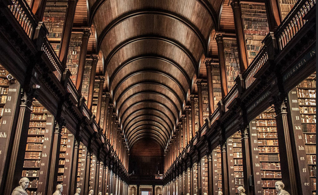 O salo principal desta biblioteca em Dublin tem 300 anos e mais de 200.000 livros 05