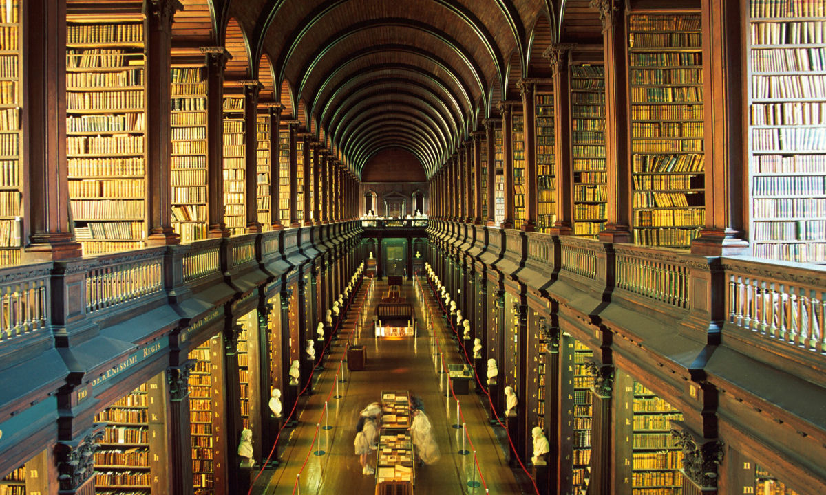 O salo principal desta biblioteca em Dublin tem 300 anos e mais de 200.000 livros 07