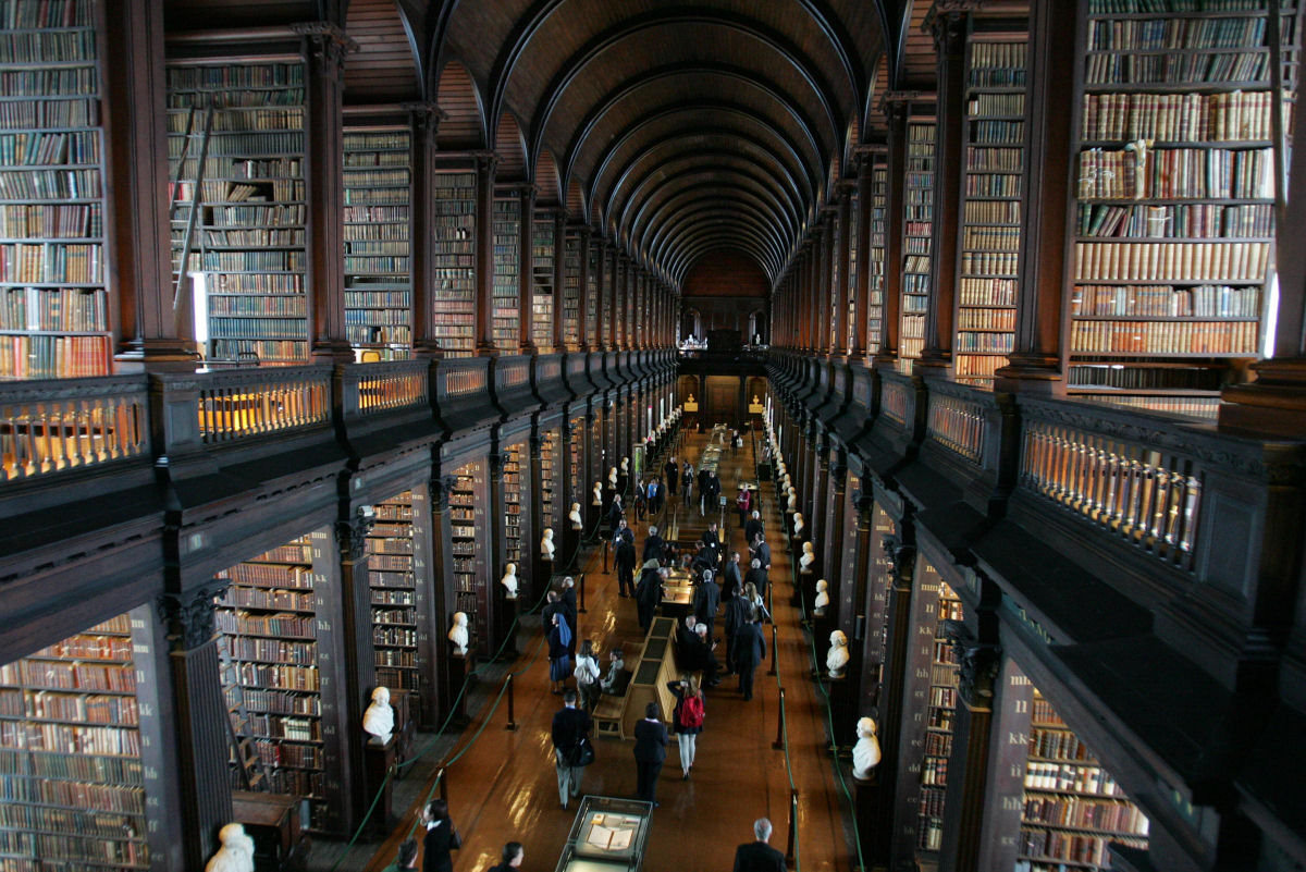 O salo principal desta biblioteca em Dublin tem 300 anos e mais de 200.000 livros 08