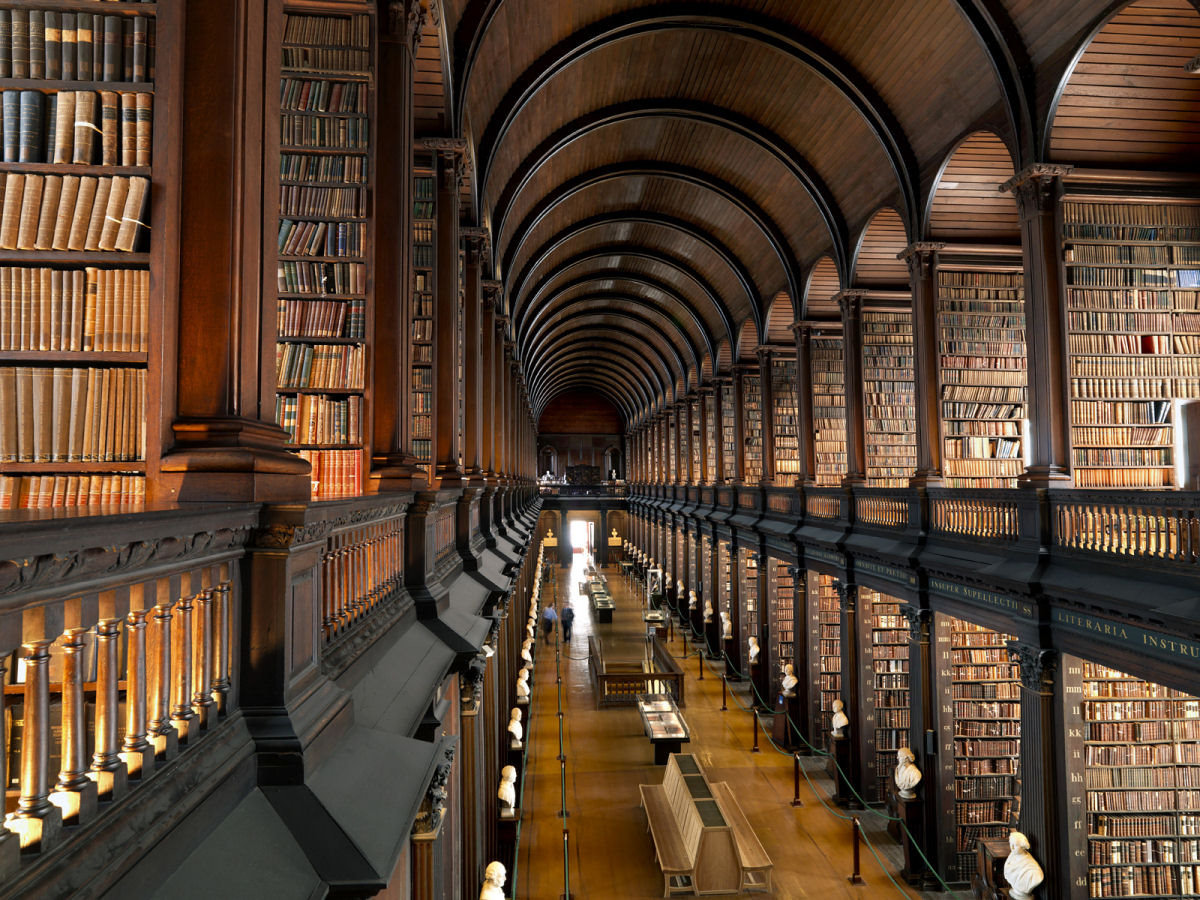 O salo principal desta biblioteca em Dublin tem 300 anos e mais de 200.000 livros 09