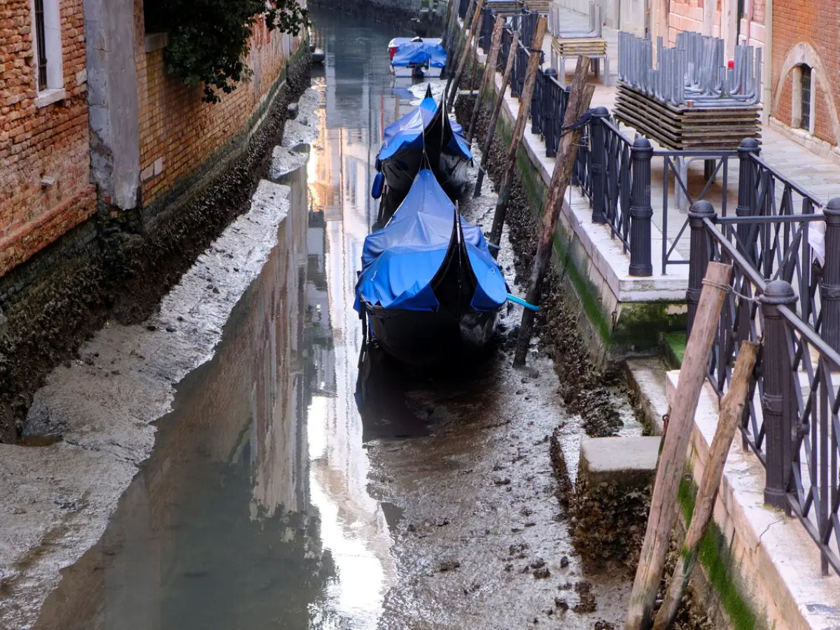 Alguns dos canais icnicos de Veneza secaram e deixaram um fedor repugnante