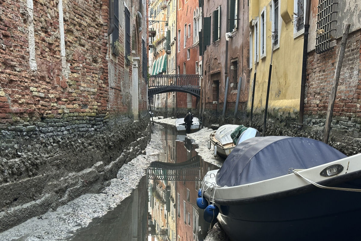 Alguns dos canais icnicos de Veneza secaram e deixaram um fedor repugnante