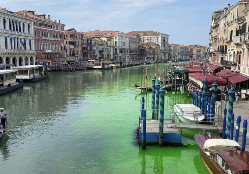 Por que a gua no Grande Canal de Veneza ficou verde brilhante?