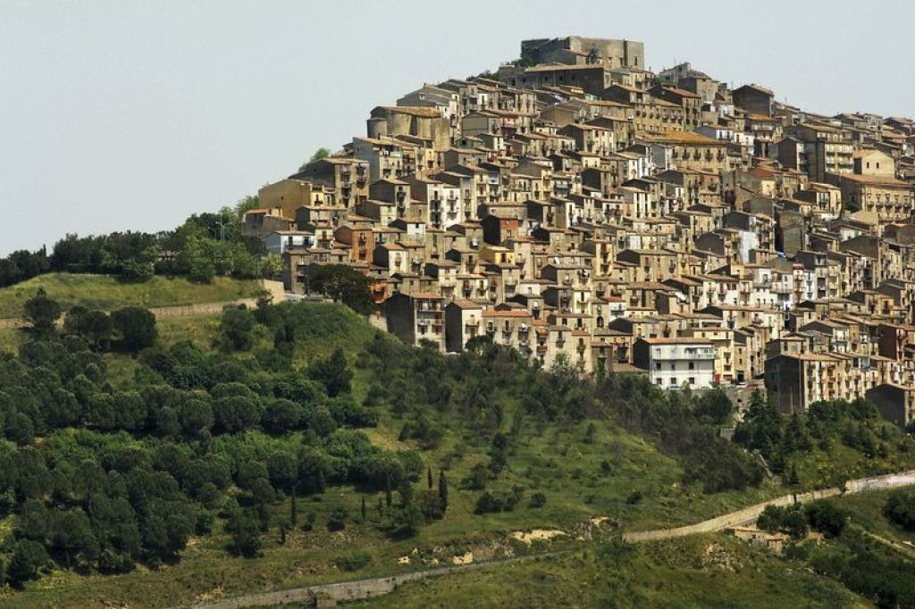 Gangi, a cidade italiana que se doou para no cair em decadncia 02