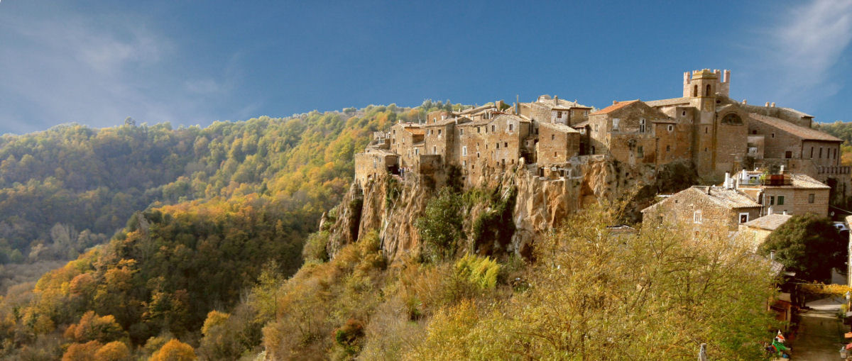 Calcata, a cidade medieval italiana no topo de um monte 01