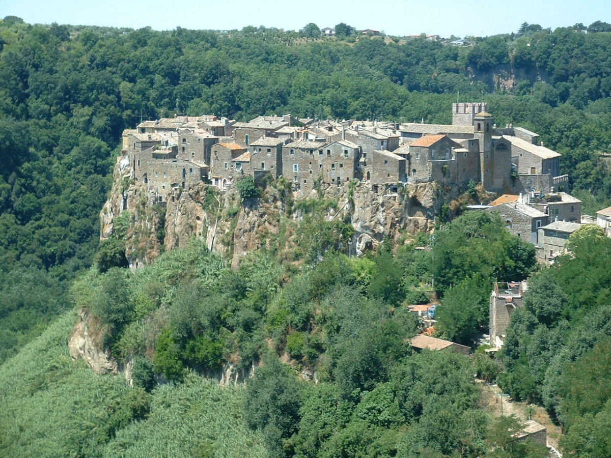 Calcata, a cidade medieval italiana no topo de um monte 02