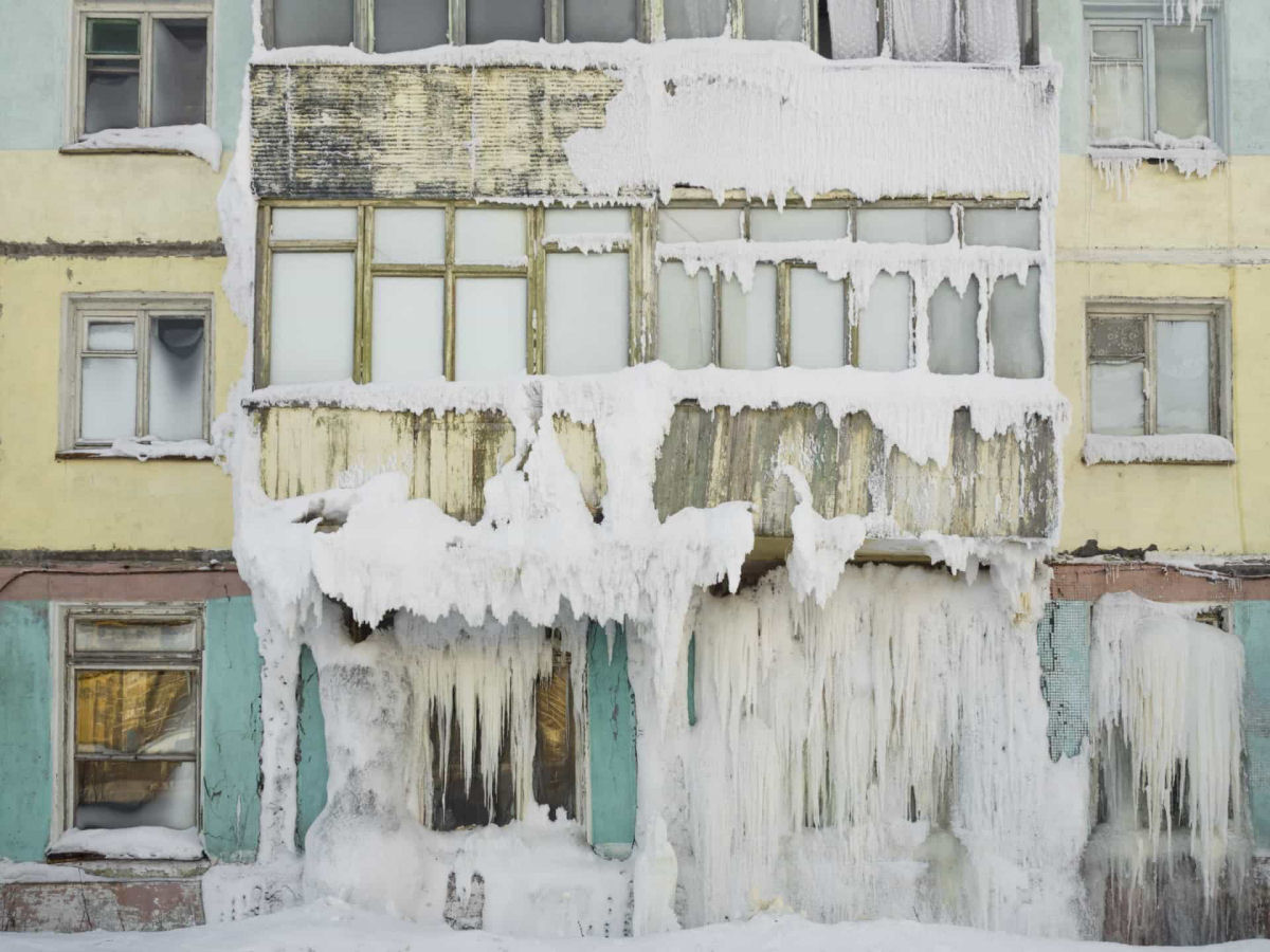 Fotos mostram a cidade mais fria da Europa coberta de gelo e neve 04