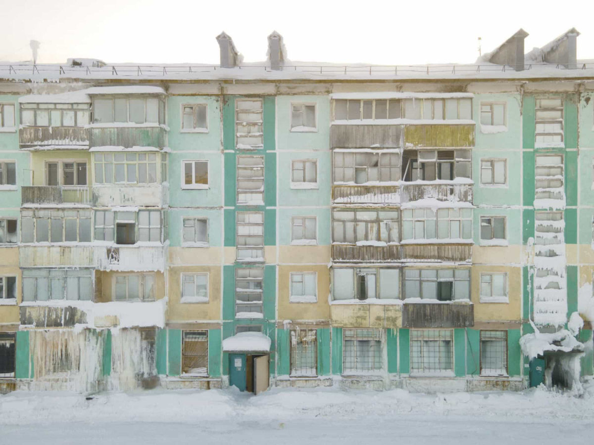 Fotos mostram a cidade mais fria da Europa coberta de gelo e neve 06